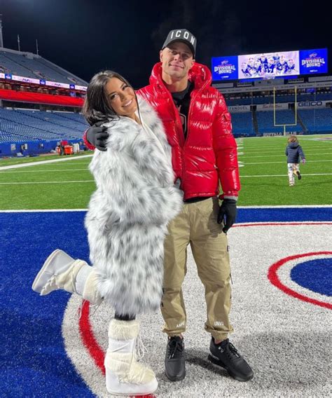 Meet Rachel Bush, bikini model who is married to NFL star with。